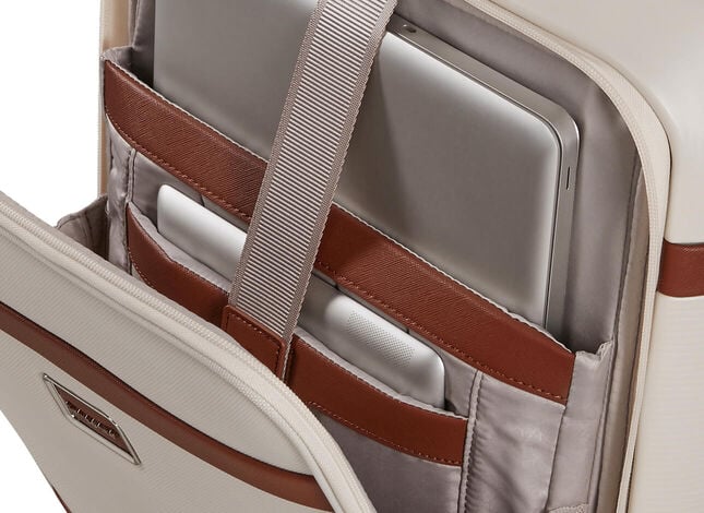 Přední kapsa s přihrádkou na notebook