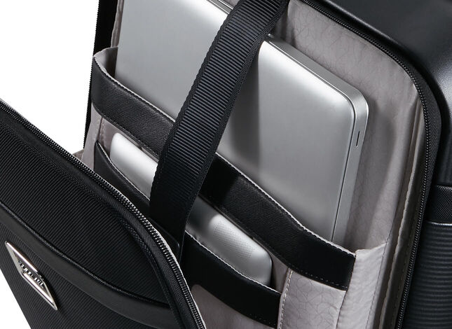 Přední kapsa s přihrádkou na notebook