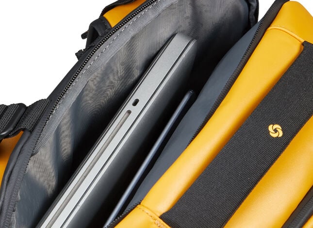 Samostatná přihrádka na notebook a tablet